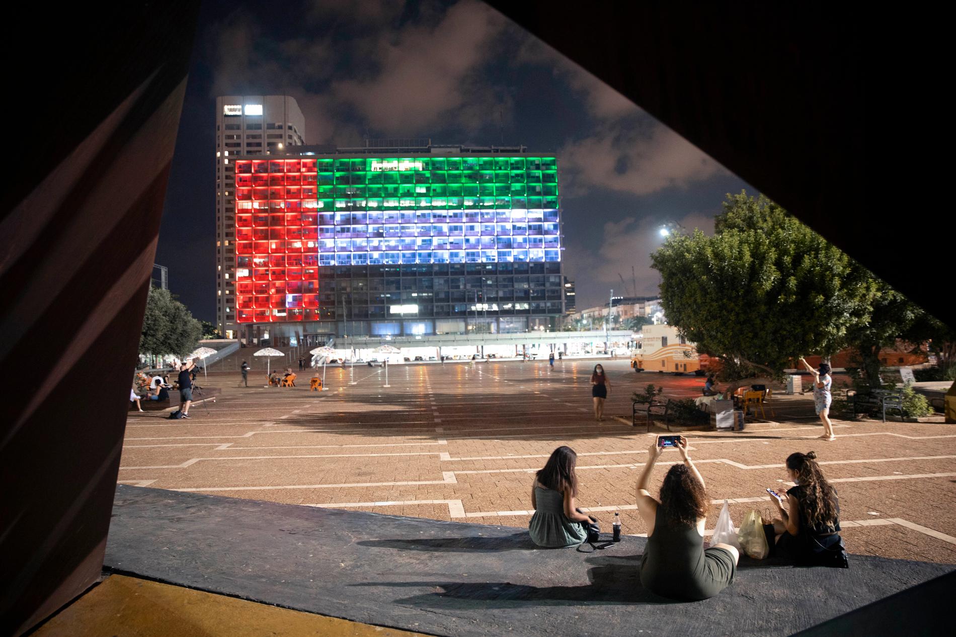 Stadshuset i Tel Aviv lyser i Förenade Arabemiratens färger. 