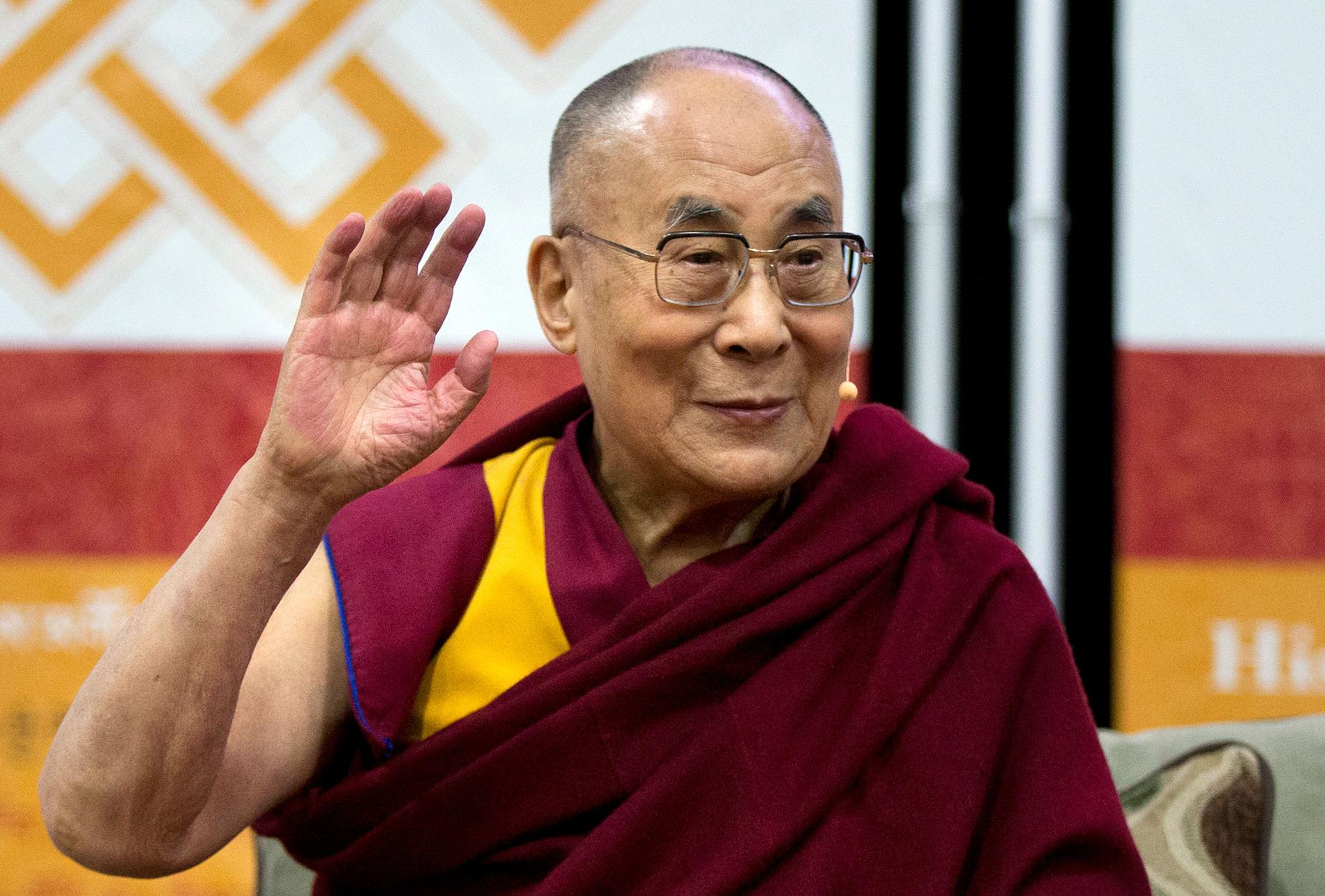 Dalai Lama vinkar under ett event i Bender Arena i nordvästra Washington, måndagen den 13 juni. På onsdagen träffar Tibets andlige ledare president Barack Obama i Vita huset.