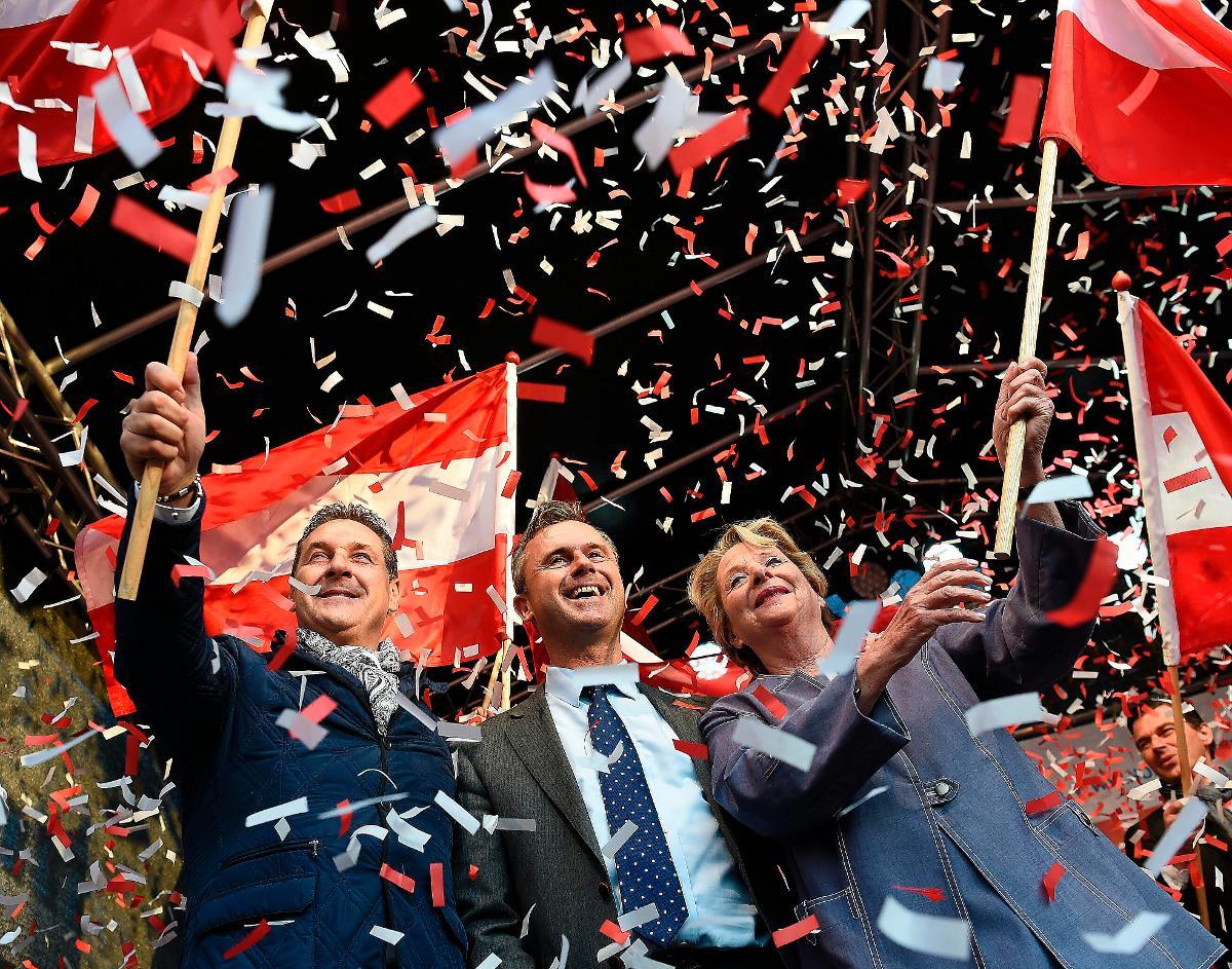 I dag kan Europa få sin första högerextrema president sedan andra världskriget när Österrike går till val. Norbert Hofer (i mitten) leder frihetspartiet som har rötter i nazismen. Nu har hans parti nått sina högsta nivåer i landets opinionsmätningar och landar på 30 procent.