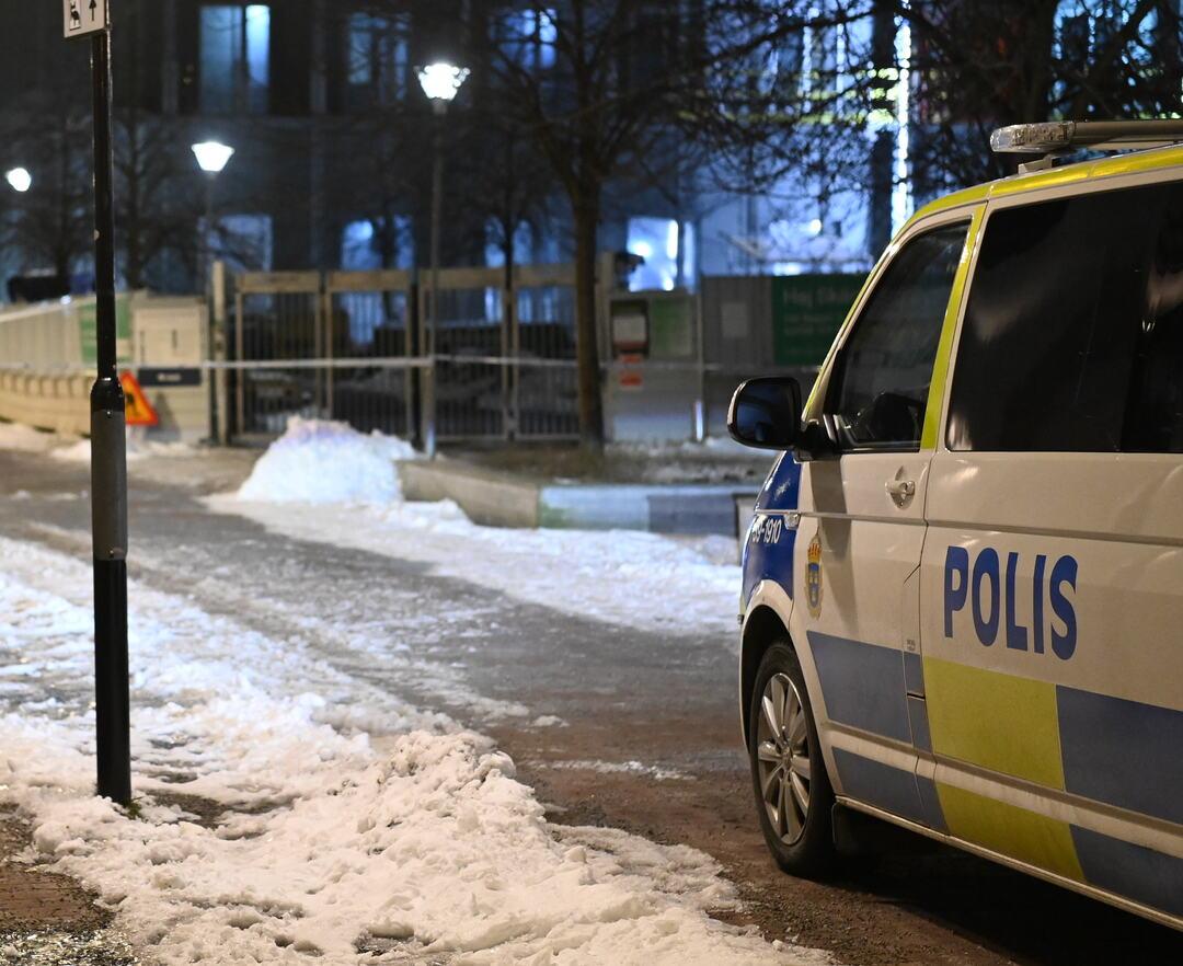 Polis på plats i Skärholmen.