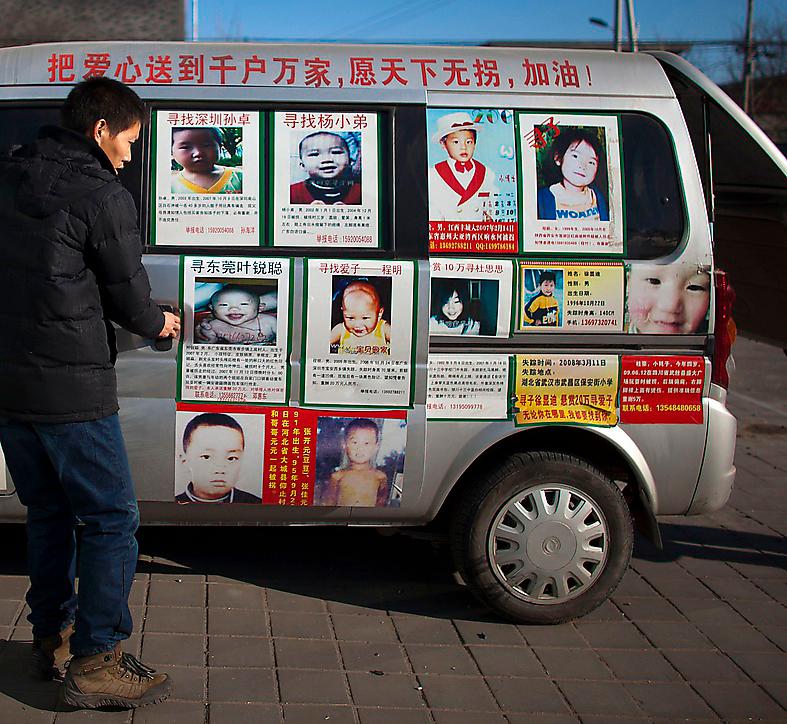 Kinesiska föräldrar efterlyser sina bort­rövade barn på en ambulerande skåpbil.