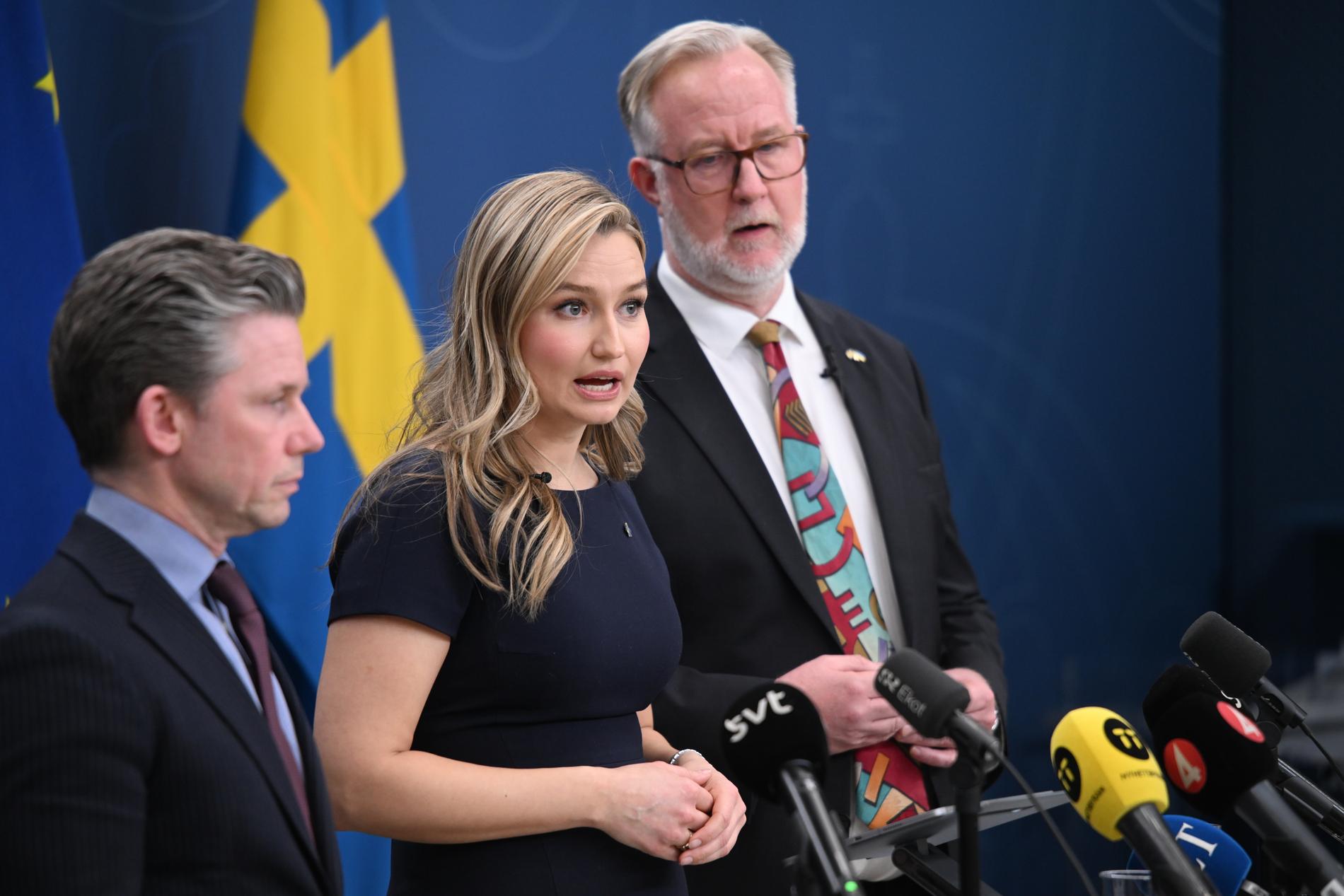 Försvarsminister Pål Johnson (M), energi- och näringsminister Ebba Busch och integrationsminister Johan Pehrson (L) håller pressträff.