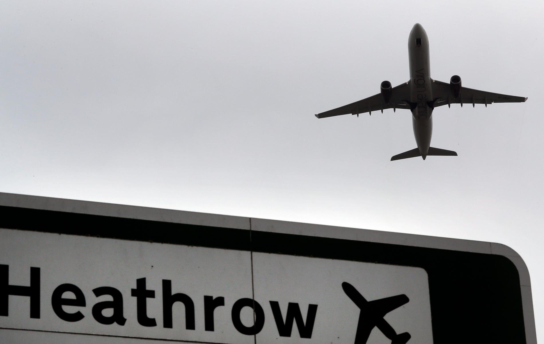 Klimataktivister planerar en drönarprotest på flygplatsen Hetahrow i London.