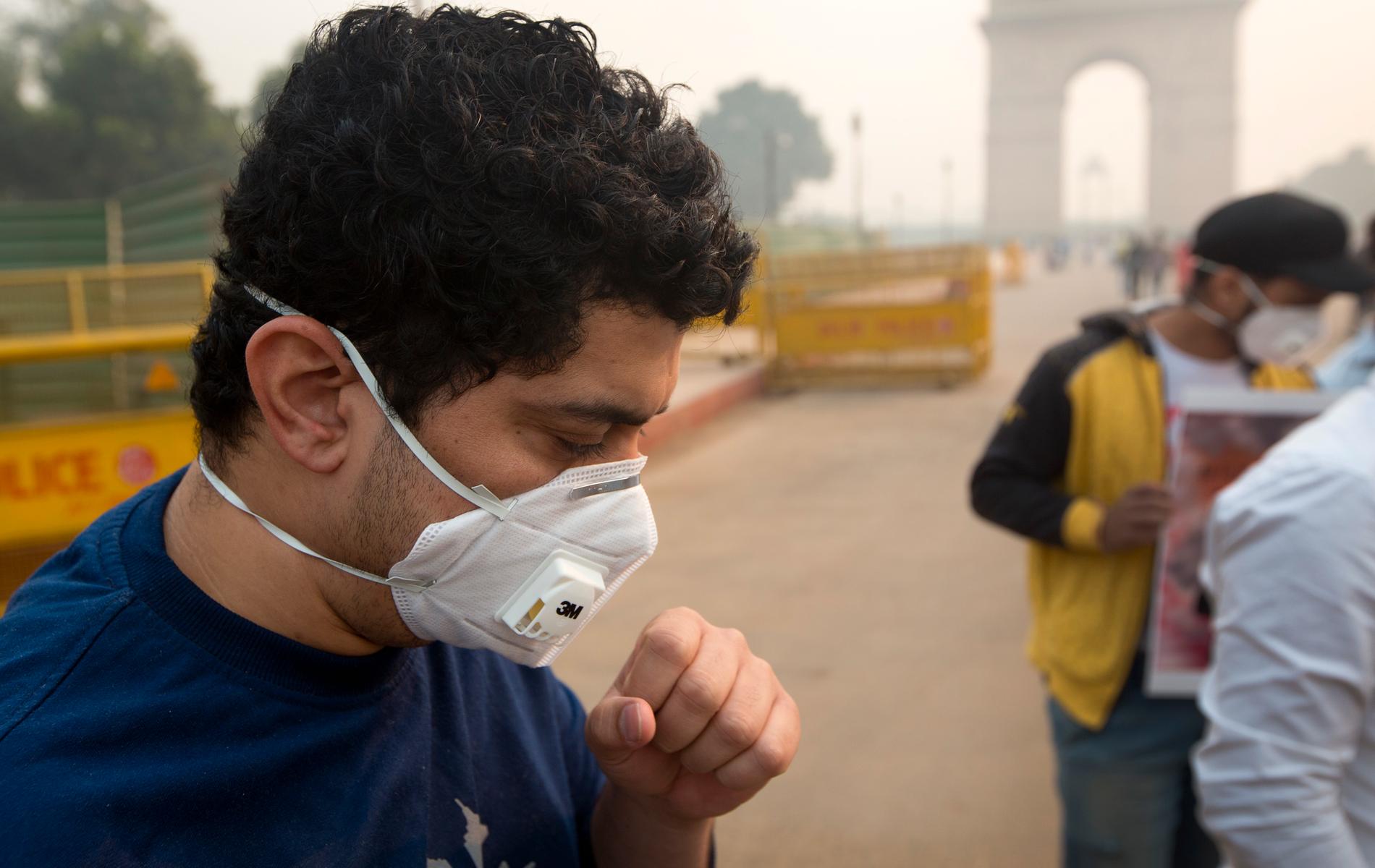 En man bär ansiktsmask för att skydda sig från den dåliga luften i New Delhi, som de senaste dagarna fått skyhöga halter av farliga partiklar.