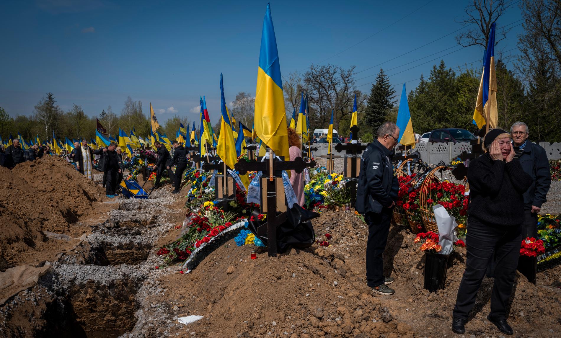 Ukrainarna sörjer sina döda. Här begravs Andrii Vorobiov på en kyrkogård i östra delarna av landet.