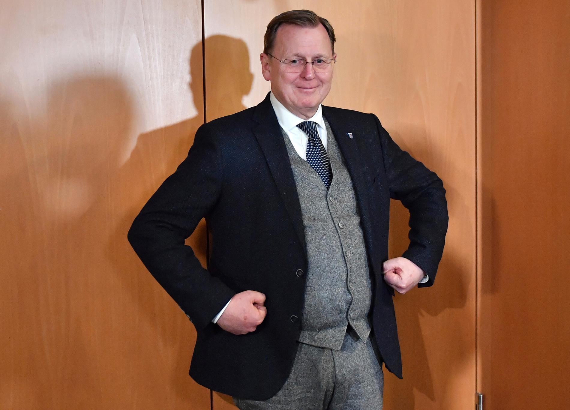 Vänstermannen Bodo Ramelow ser ut att få nytt förtroende som regeringschef i Thüringen, när CDU väljer ny väg. Här ler han, en stund före tillkännagivandet av en bred kompromiss mellan flera partier.