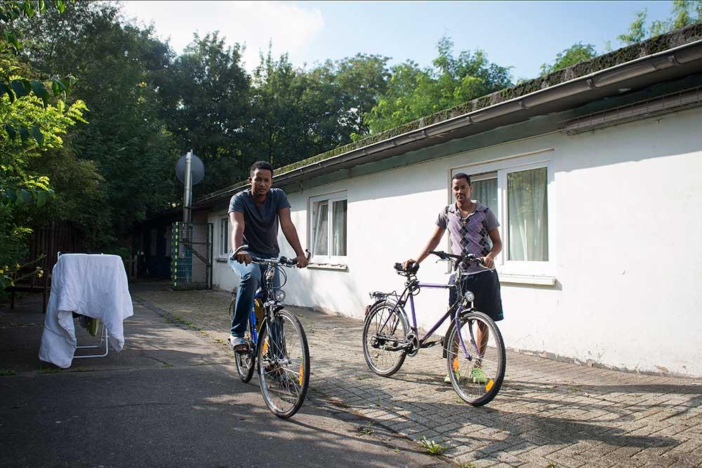 Abdurahman Massa och Ayaya Tsinat från Eritrea utanför det tidigare koncentrationslägret i Schwerte, nära Dortmund i Tyskland.