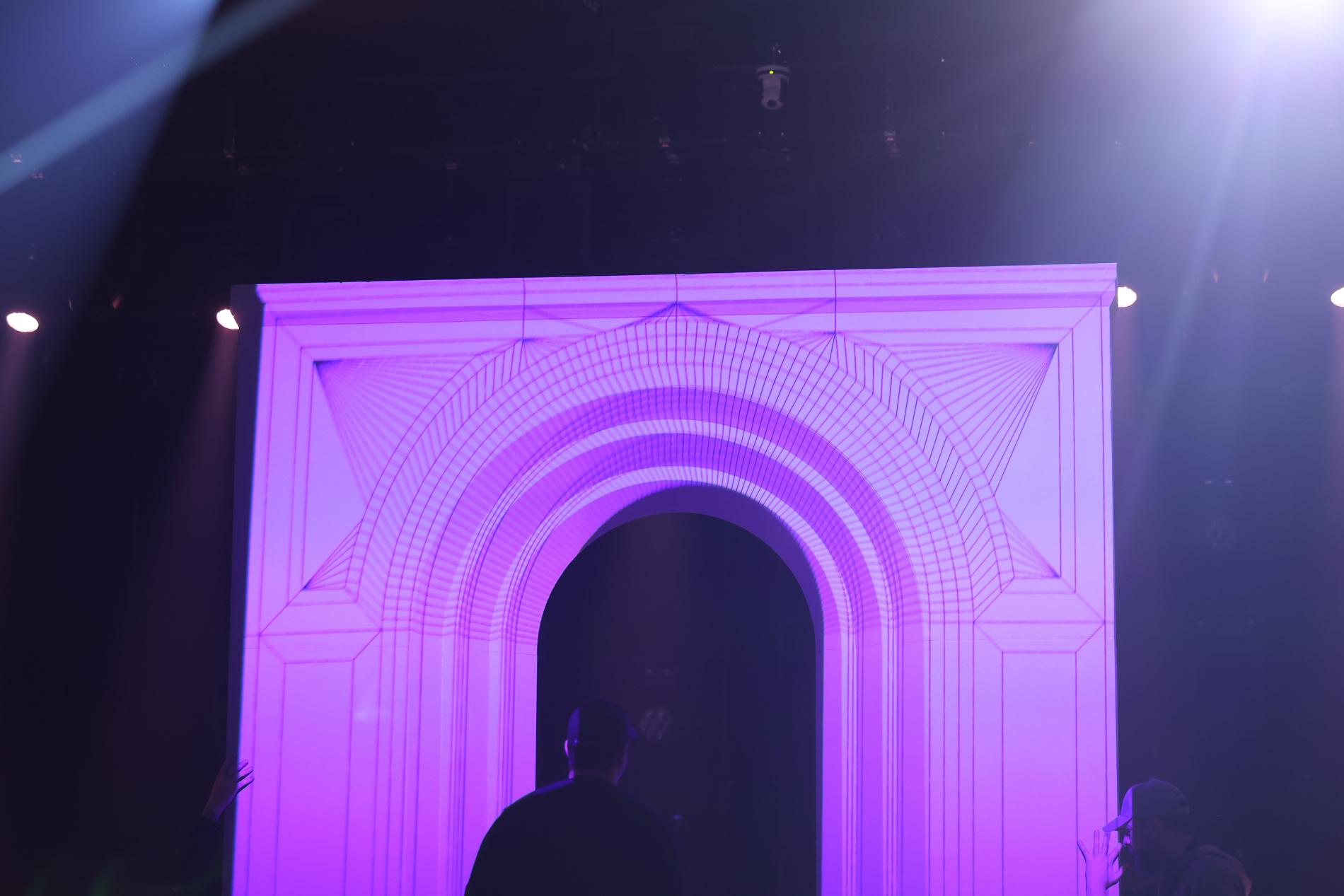 Portalen, eller valvet, som Danny Saucedo använder på scenen. 