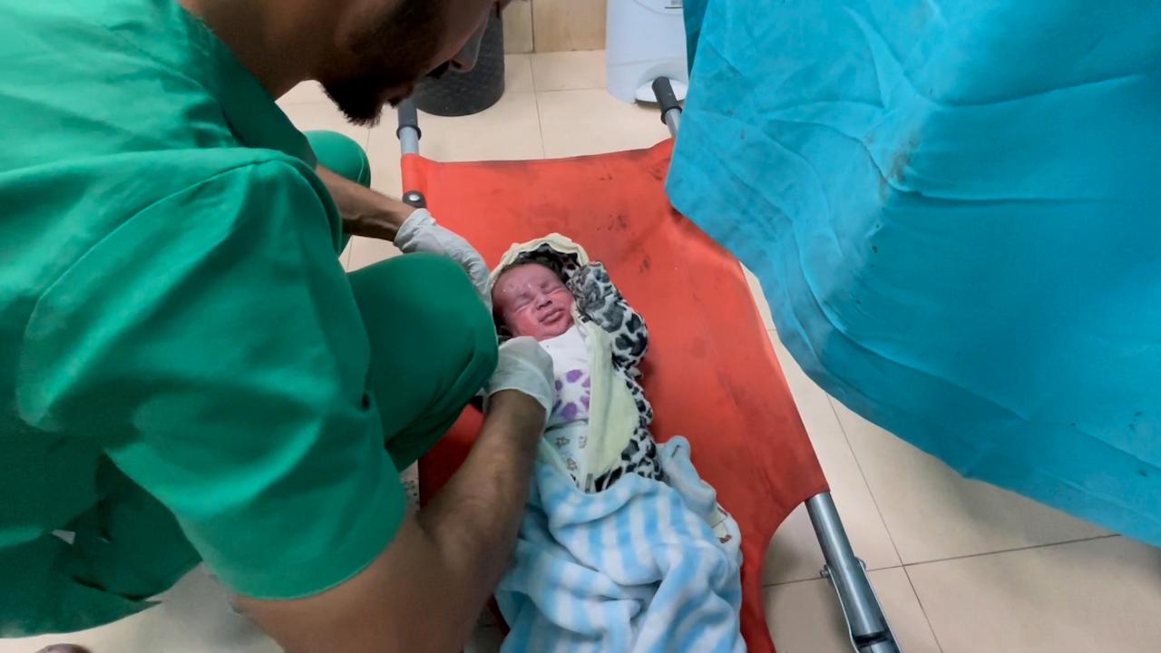 Sjukvårdare tar hand om bebisen i familjen Sammour. Hans mamma dog och hans pappa skadades i attacken, men sonen överlevde med brännskador.  