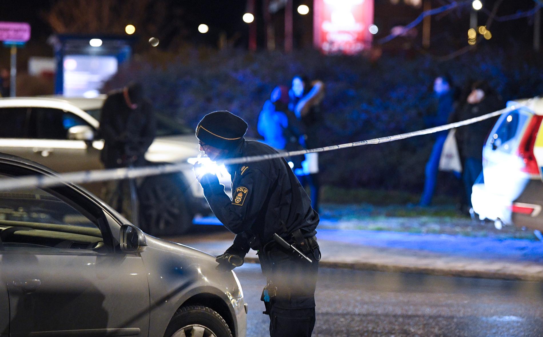 Polis och avspärrningar efter att en 25-årig man skjutits till döds på Professorsgatan i området Hermodsdal i Malmö på måndagskvällen.