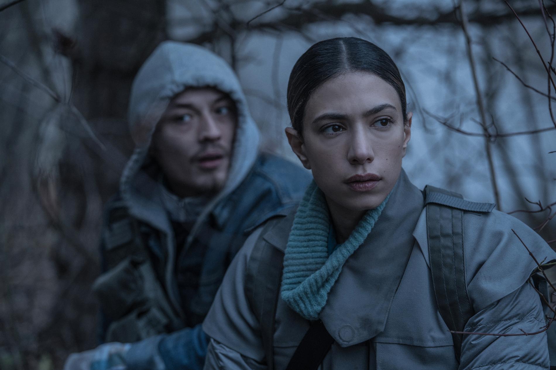 Lukas Løkke och Evin Ahmad. Ahmad gör rollen som Apollon-soldaten Kira i säsong två av "The rain". Pressbild.