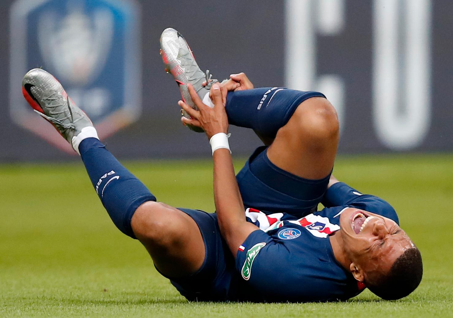 Kylian Mbappé skadade sig i franska cupfinalen. 