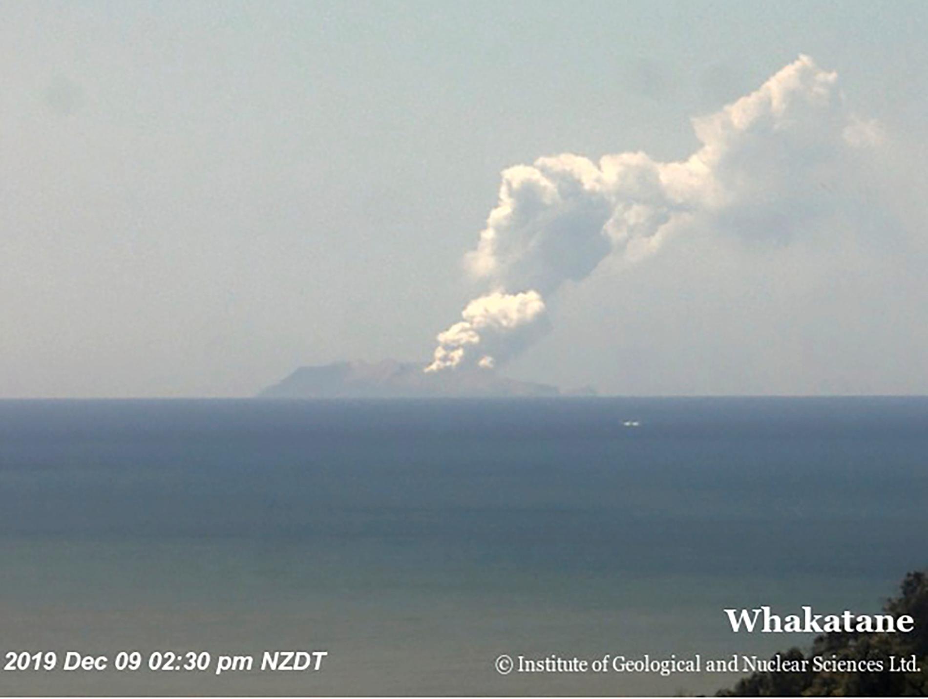 Bild från det nyzeeländska forskningsinstitutet GNS Science visar rökpelare från White Island.