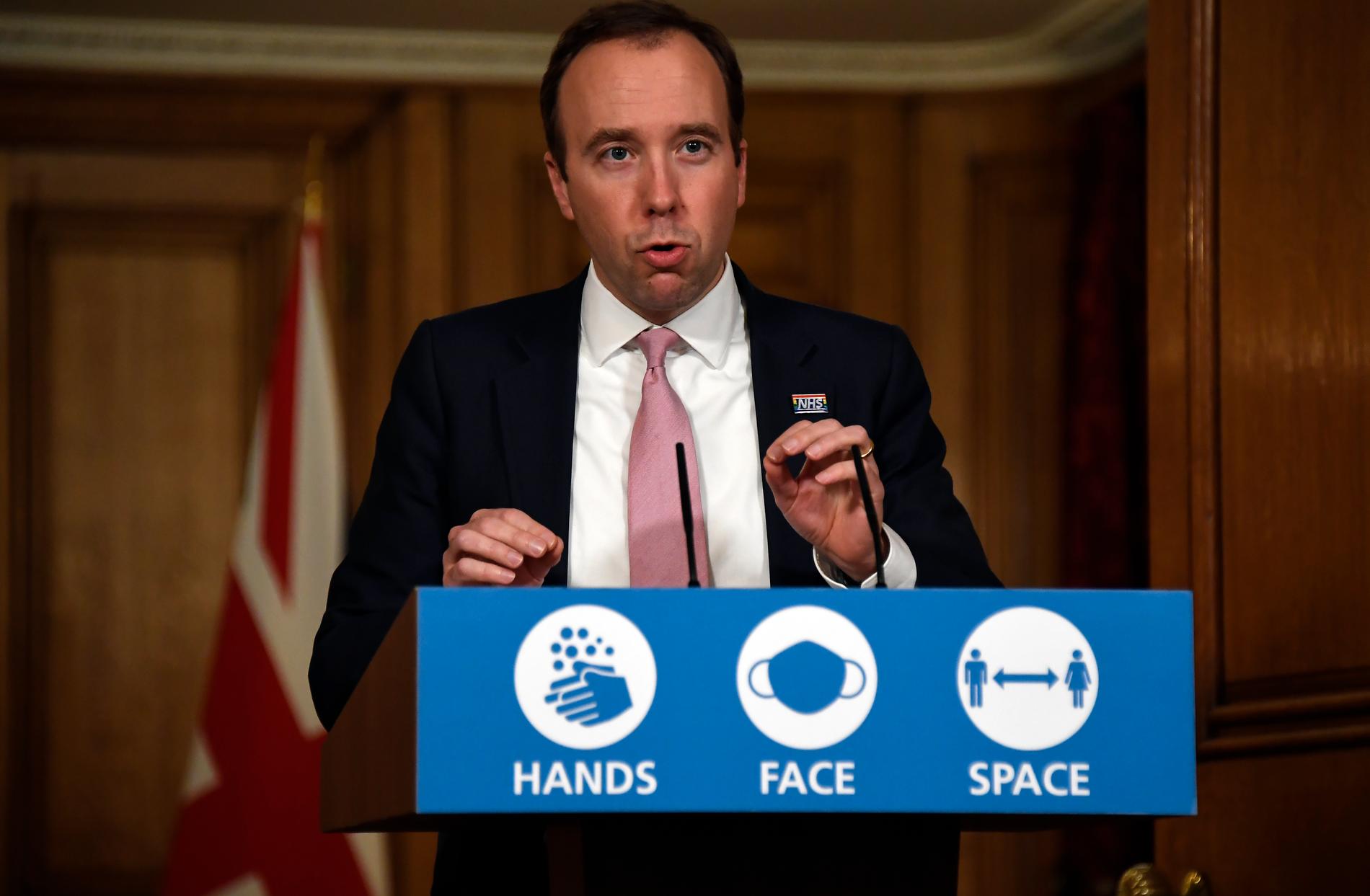 Storbritanniens hälsominister Matt Hancock meddelar på en presskonferens på måndagen att han nu bedömer coronaviruset är under kontroll.