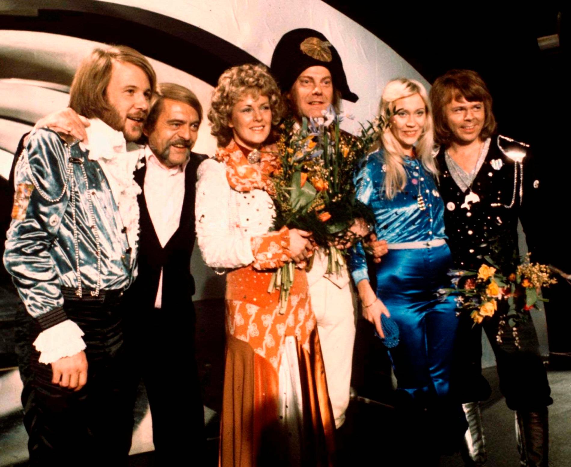 Den 6 april 1974 vann Abba Eurovision Song Contest i Brighton och fotograferades tillsammans med producenten Stikkan Andersson och dirigenten Sven-Olof Walldoff som klätt ut sig till Napoleon.