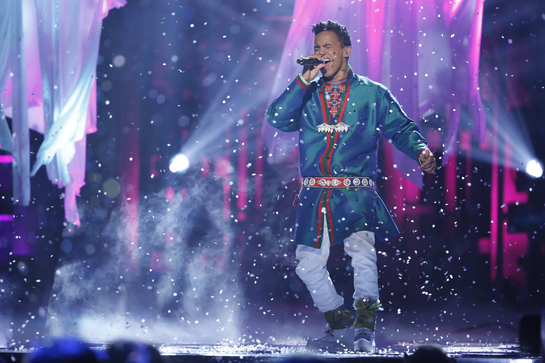 Jon Henrik Fjällgren i Melodifestivalen 2015.