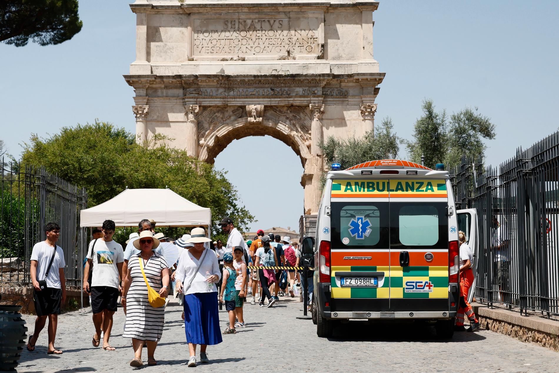 En ambulans bland turister i värmeböljans Rom häromdagen.