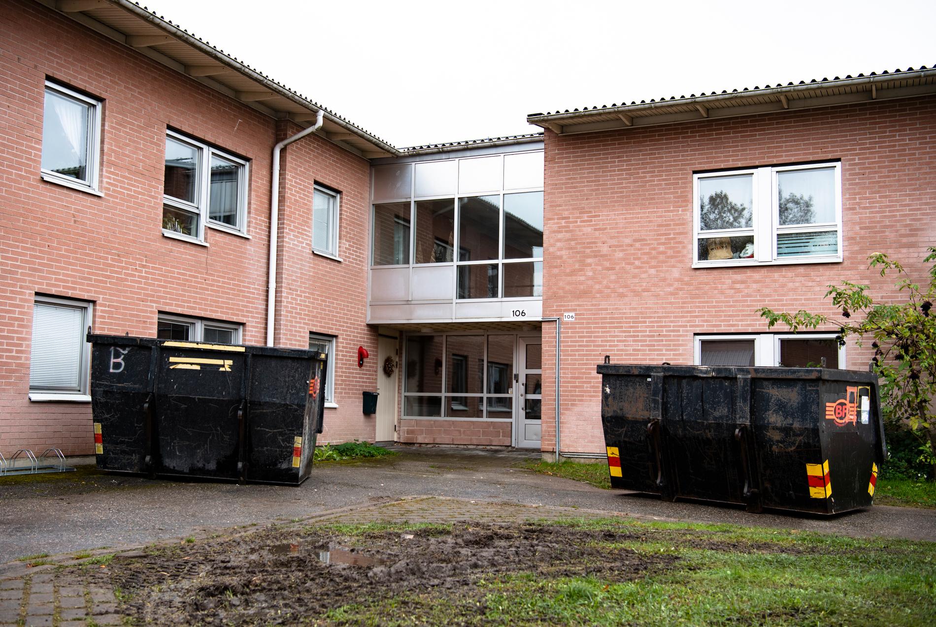I dag står det byggcontainrar utanför lägenhetsområdet där Per-Inge Flykt och Irene Assarsson bodde när översvämningarna slog till.