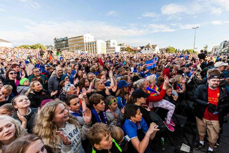 När det isländska fotbollslandslaget kom hem efter EM hyllades de av fans i Reykjavik. SvD:s ledarskribent Paulina Neuding skriver att det ”trots att över 20 000 hade samlats” inte rapporterades någon gruppvåldtäkt. Förklaringen? Icke-förekomsten av muslimer.