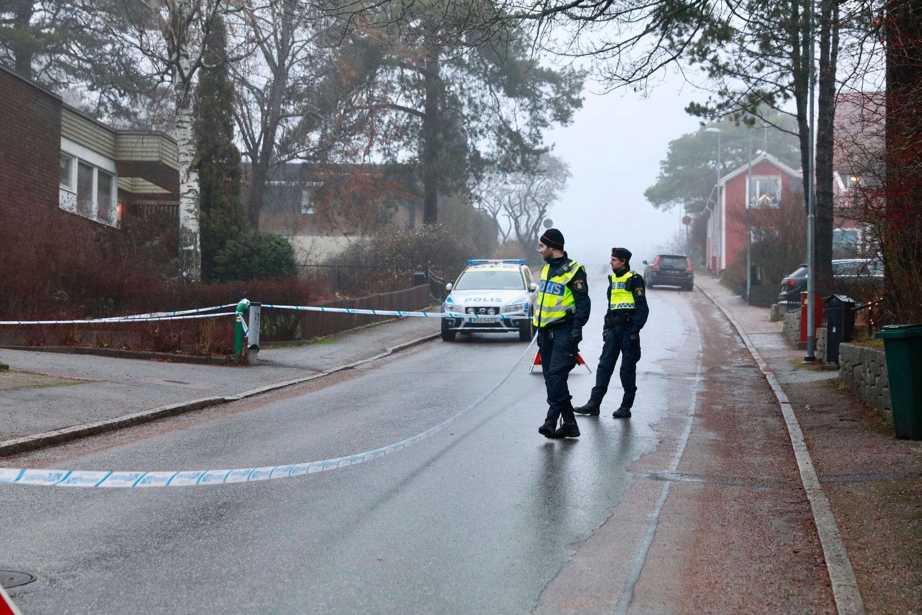 Polisen har spärrat av huset i Västerås där minst 20 personer rånades under en julfest.