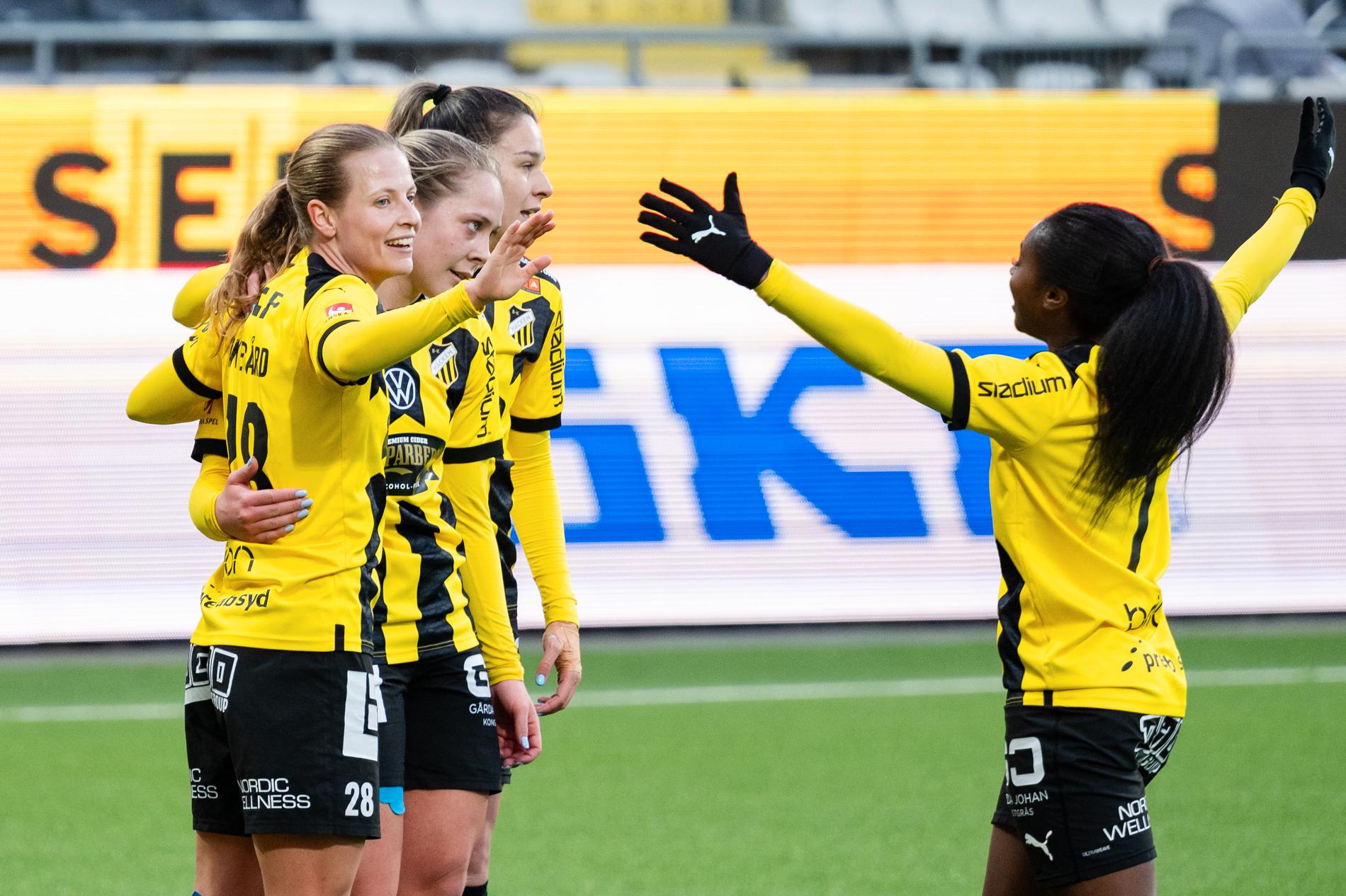 Anna Anvegård (längst till vänster) jublar. Hon gjorde två mål i matchen.