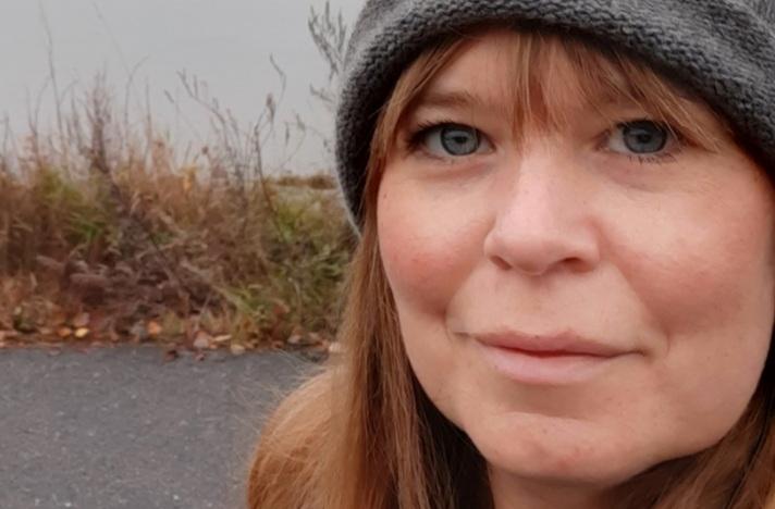 Annika Eklund, 39, skulle fått vaccin nu. I stället flyttas hon ner i prioritetsordningen. 