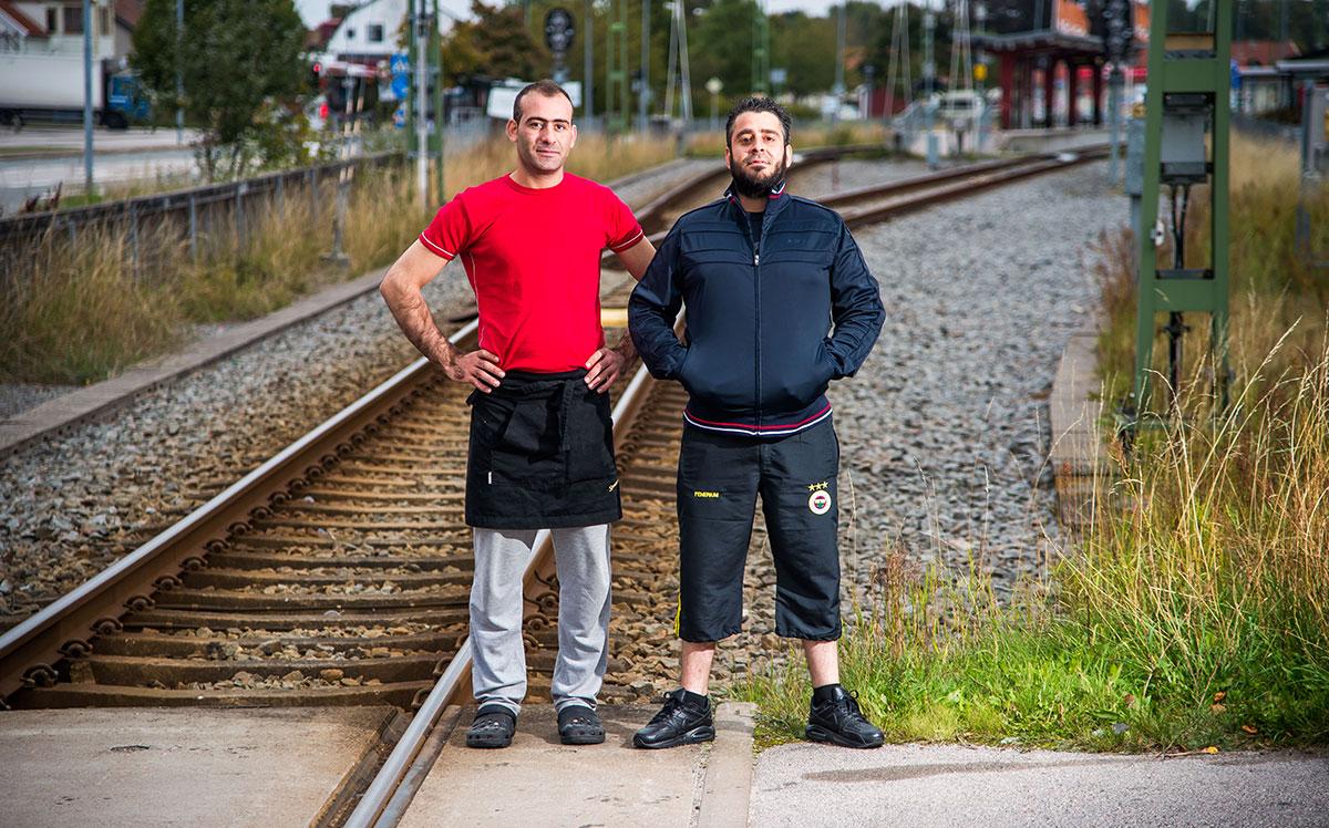 Hjältarna på Hoby Pizzeria som räddade en rullstolsburen dam som fastnade på tågspåret.