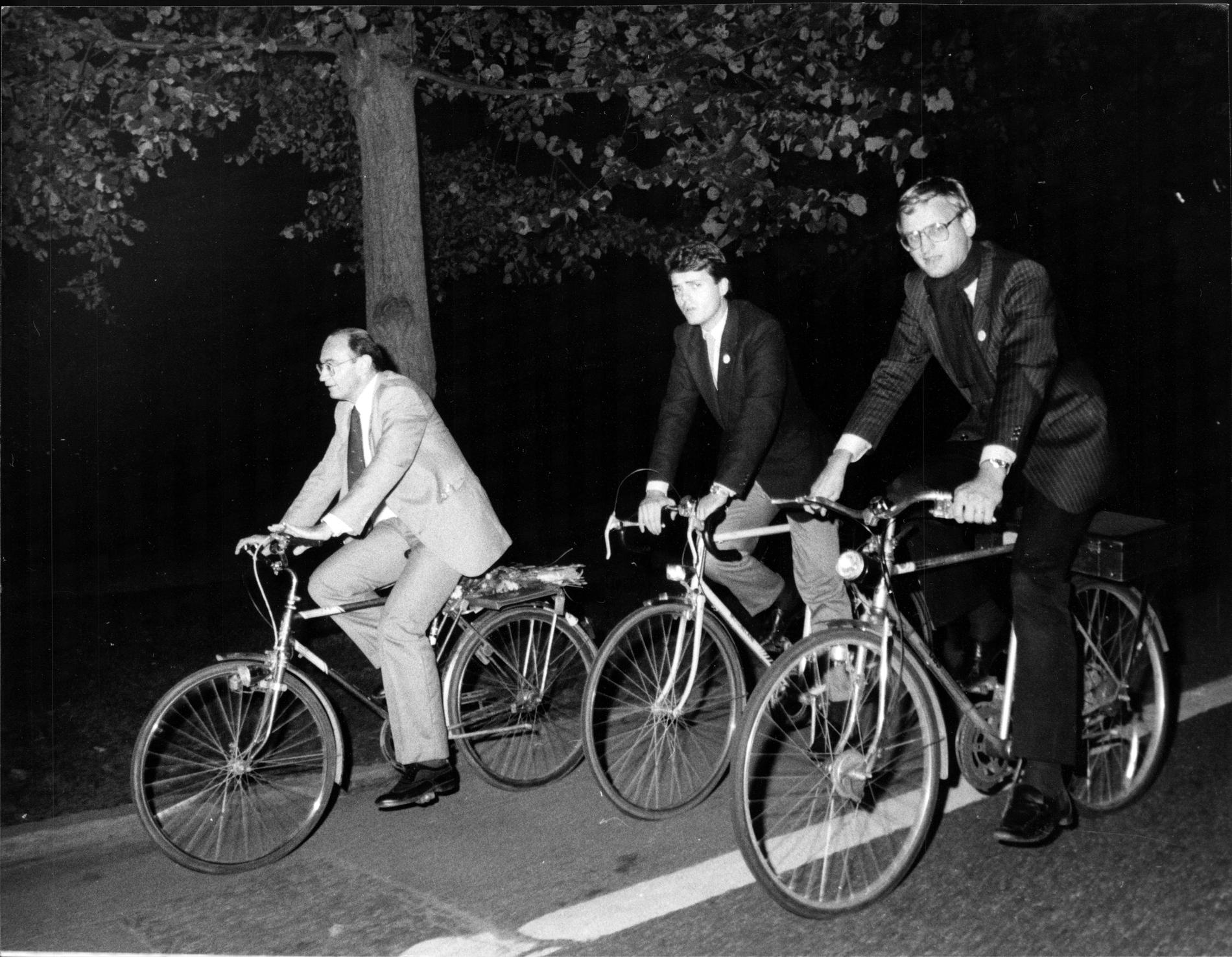 Odd Eiken på cykeltur tillsammans med Carl Bildt och Ulf Adelsohn inför valet 1985. 