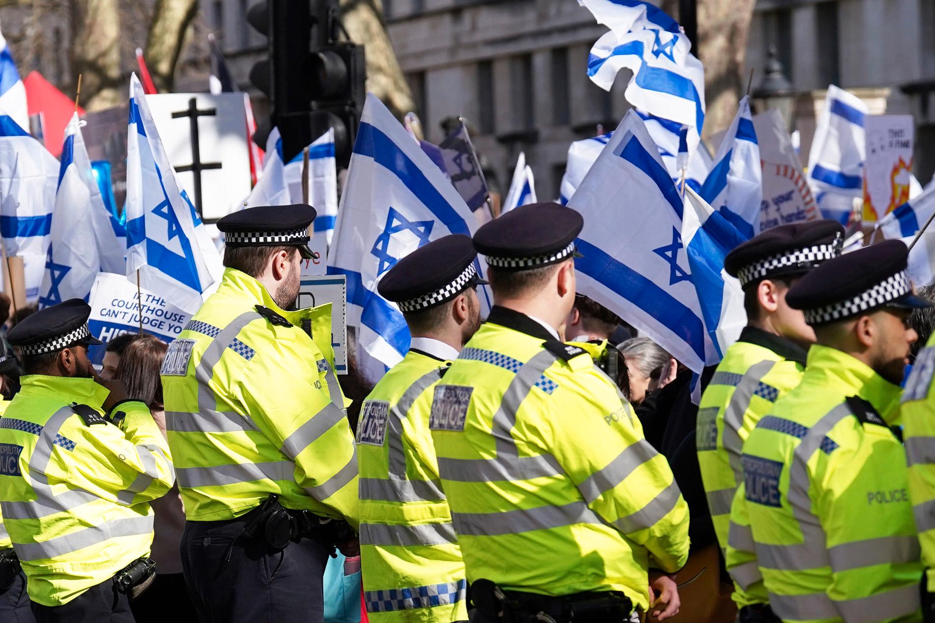 Poliser på plats vid demonstrationerna i London. 