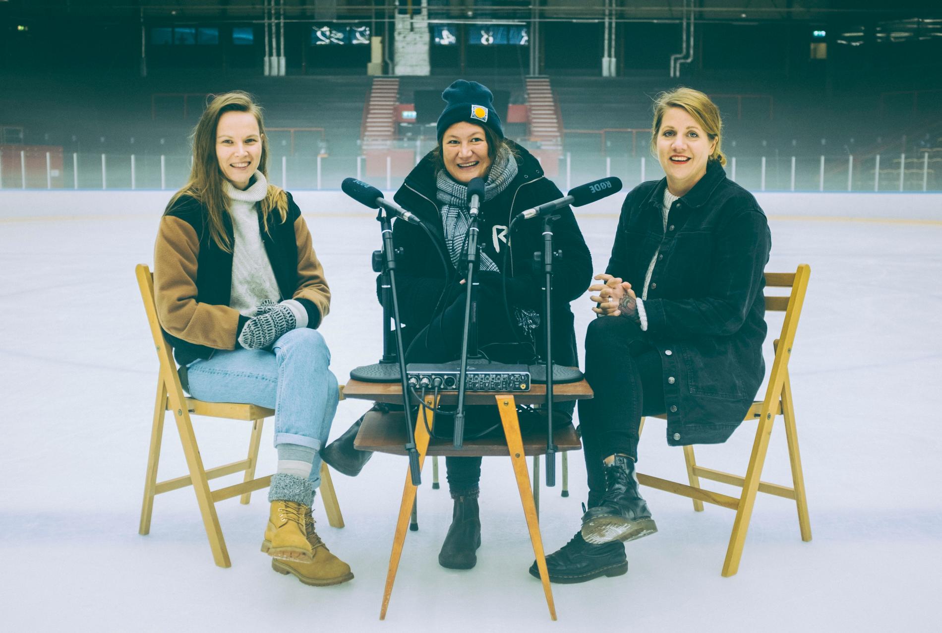 Podcasten "Flashback forever" med "Scroll-Mia", Ina Lundström och Emma Knyckare gör en julkalender om en tolv år gammal diskussionstråd på internetforumet. Pressbild.