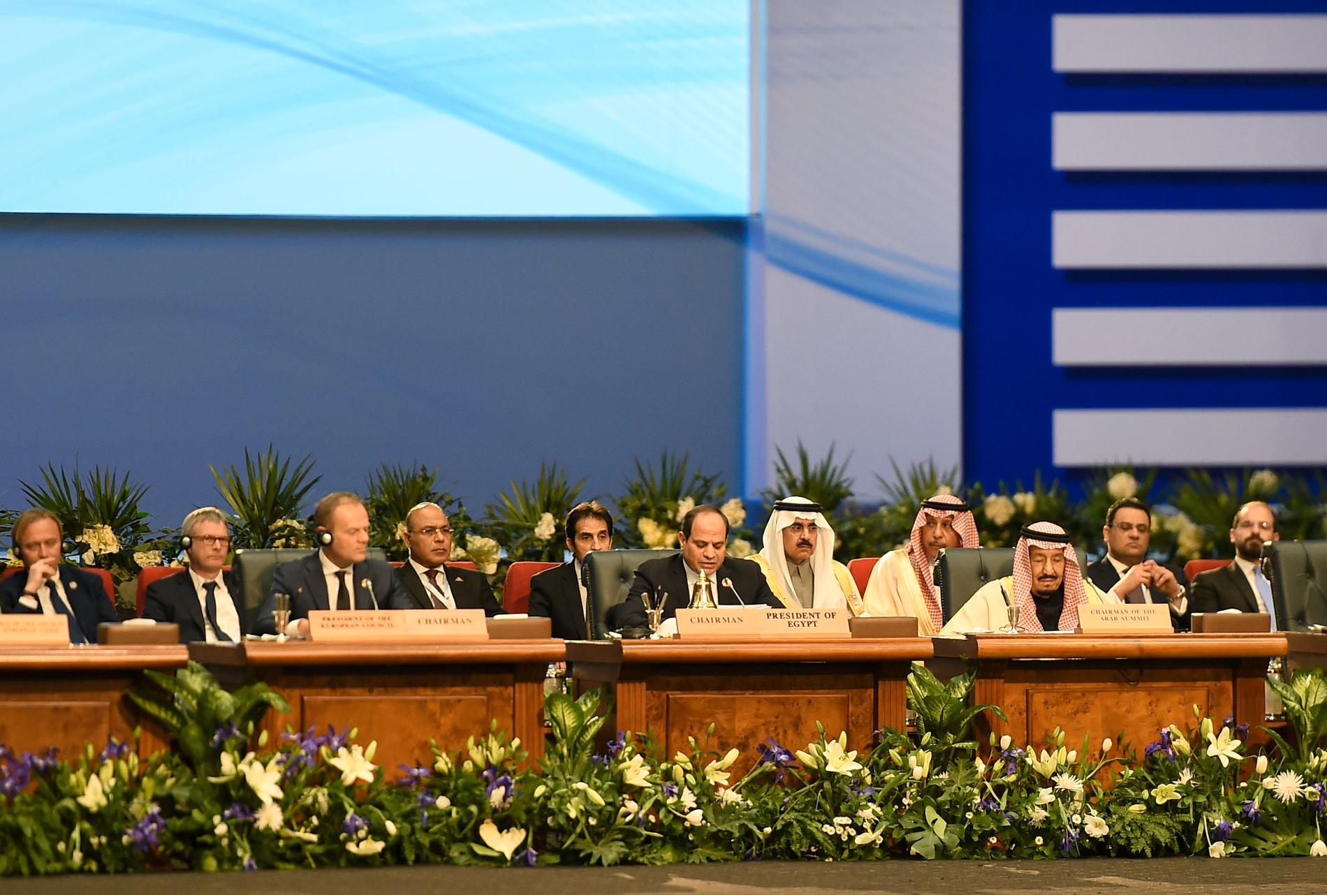 EU:s permanente rådsordförande Donald Tusk tillsammans med bland andra den egyptiske presidenten Abdel Fattah Al-Sisi vid toppmötet i Egypten mellan EU:s och Arabförbundets ledare.