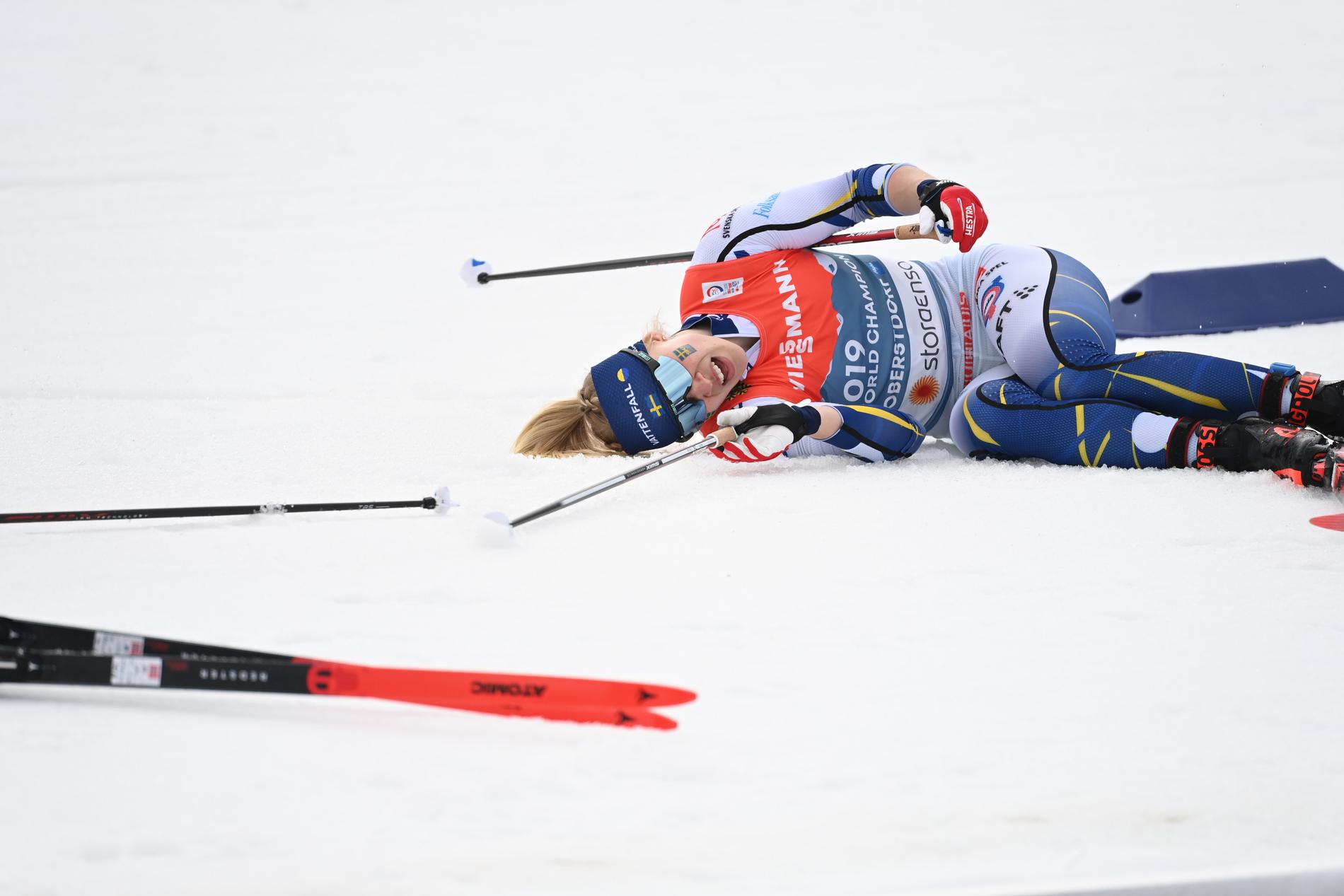 Jonna Sundling helt slut efter första sträckan i stafetten i skid-VM.