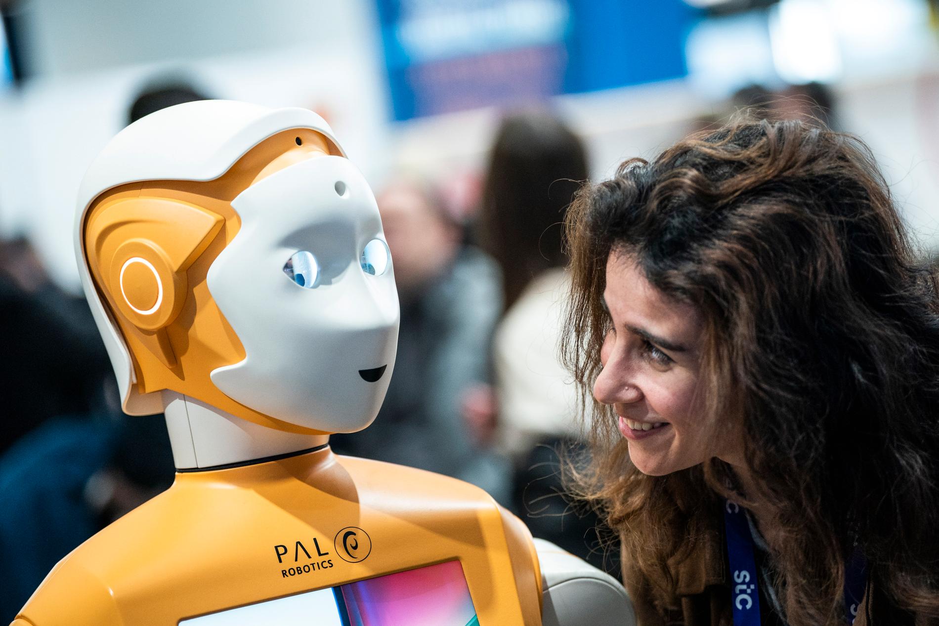 En gullig robot, om än inte helt människolik, visas upp på en techmässa i Spanien tidigare i år 