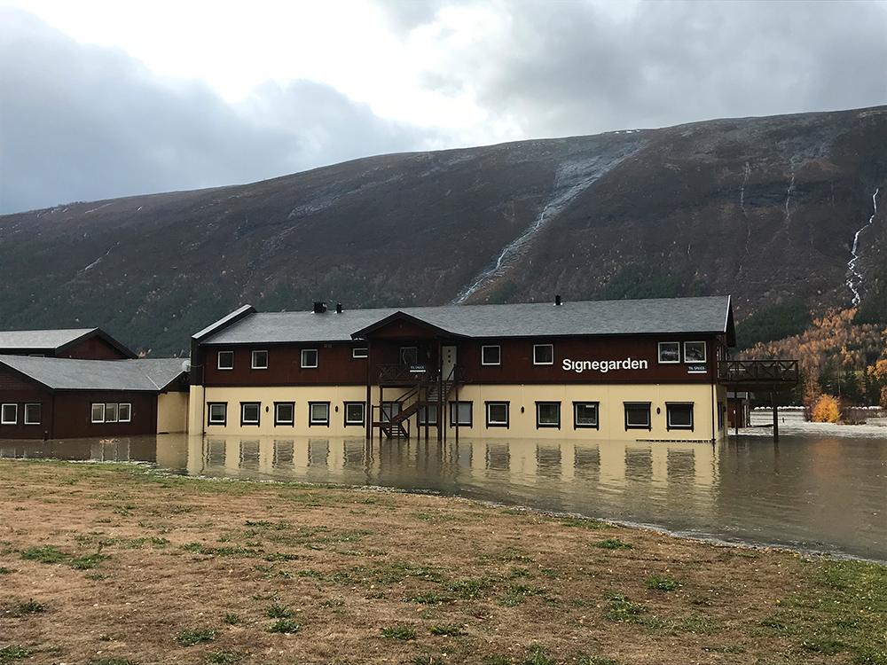 Flera byggnader i Skjåk står under vatten.