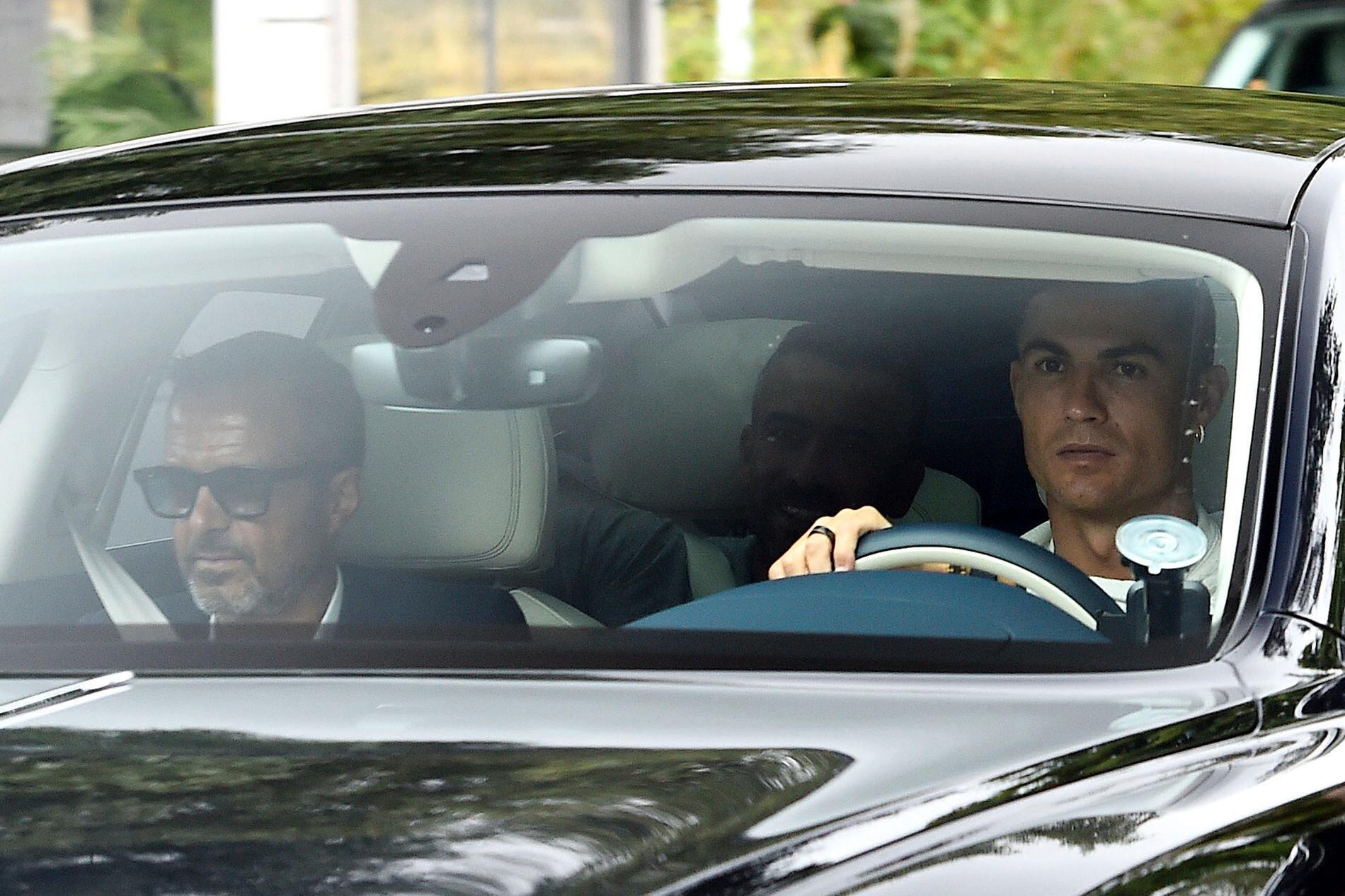 Cristiano Ronaldo anländer till Uniteds träningsanläggning.