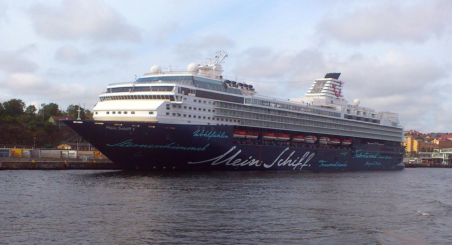 Det första i raden av Mein Schiff-fartyg, 1:an, hette från början Celebrity Galaxy och byggdes 1996. Här på besök i Stockholm 2013.