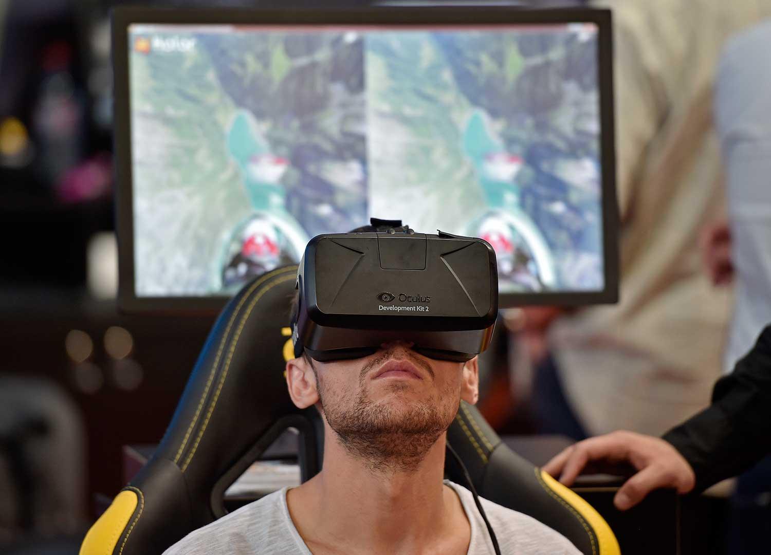 En VR-mask från Oculus Rift.