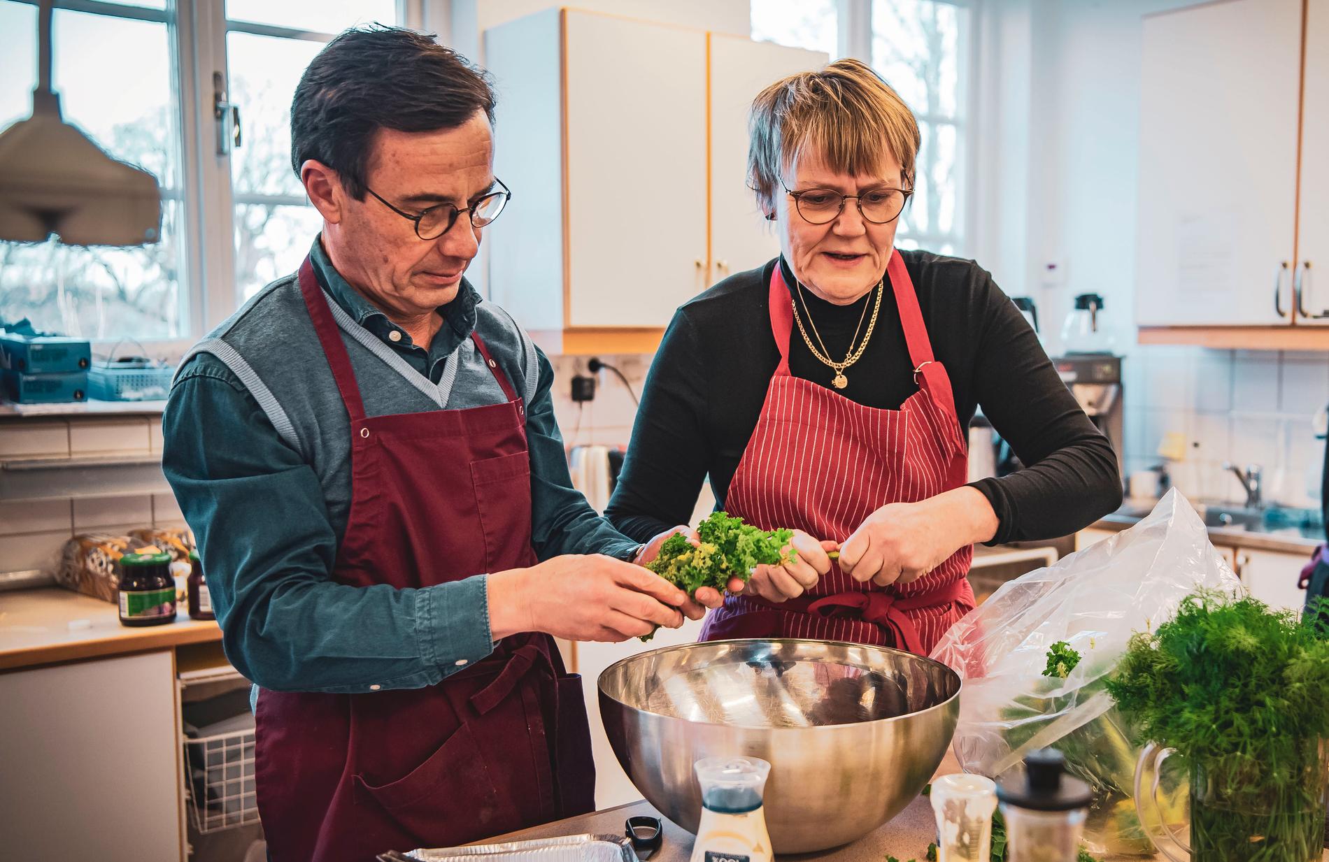 Ulf Kristersson lagar mat med hustrun Birgitta Edh som har gjort en gastric sleeve-operation.