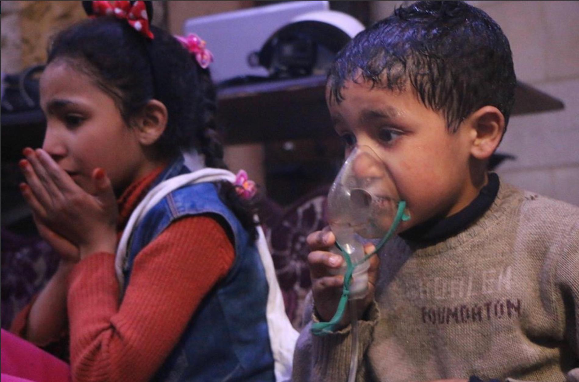 Två barn får vård efter den misstänkta kemgasattacken. 