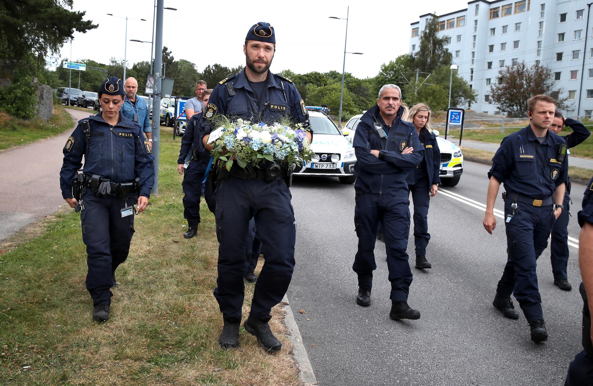 Poliser i Göteborg sörjer sin dödade kollega.