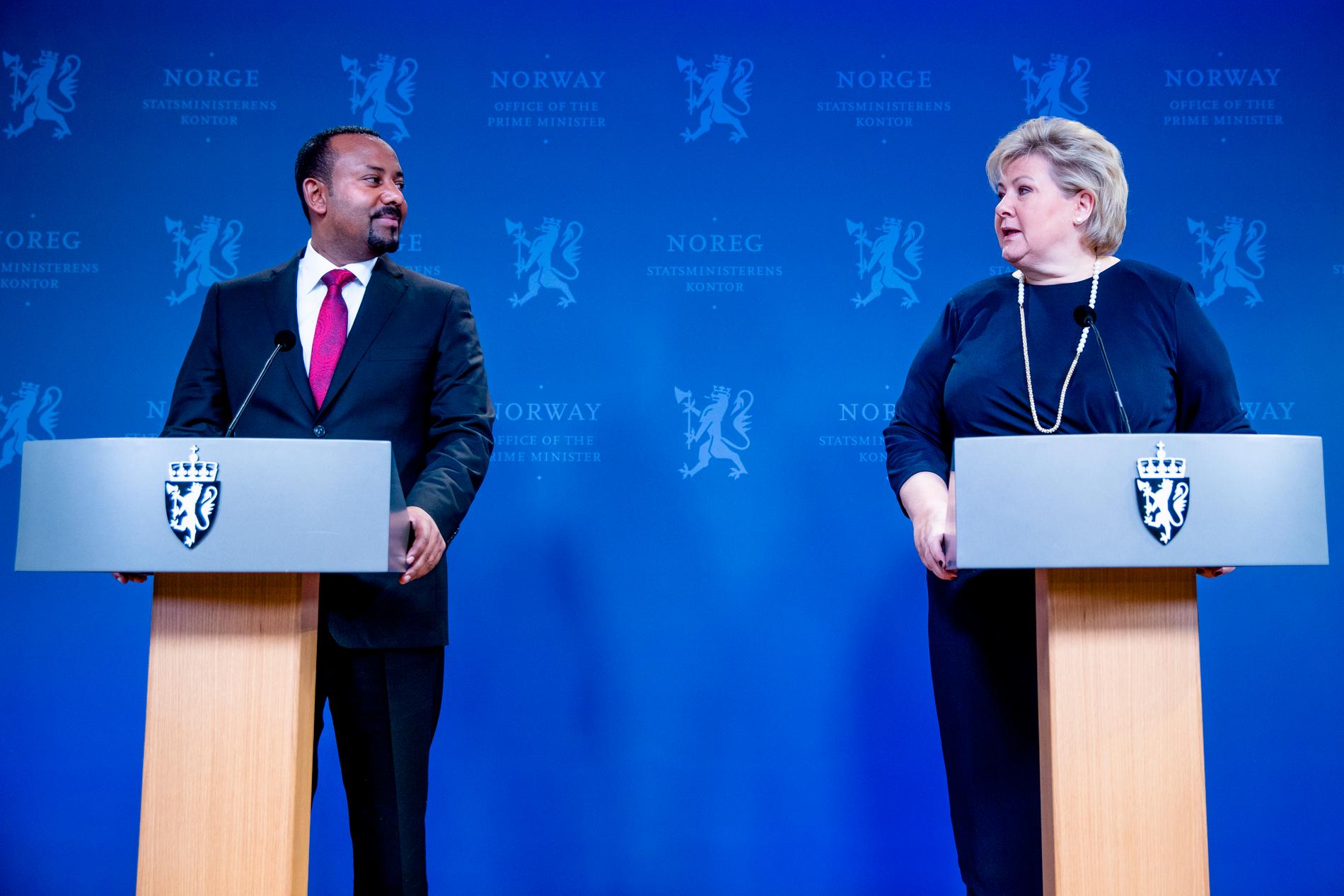 Etiopiens premiärminister, och tillika fredspristagaren, Abiy Ahmed håller pressträff med Norges statsminister Erna Solberg i samband med prisutdelningen i december 2019.