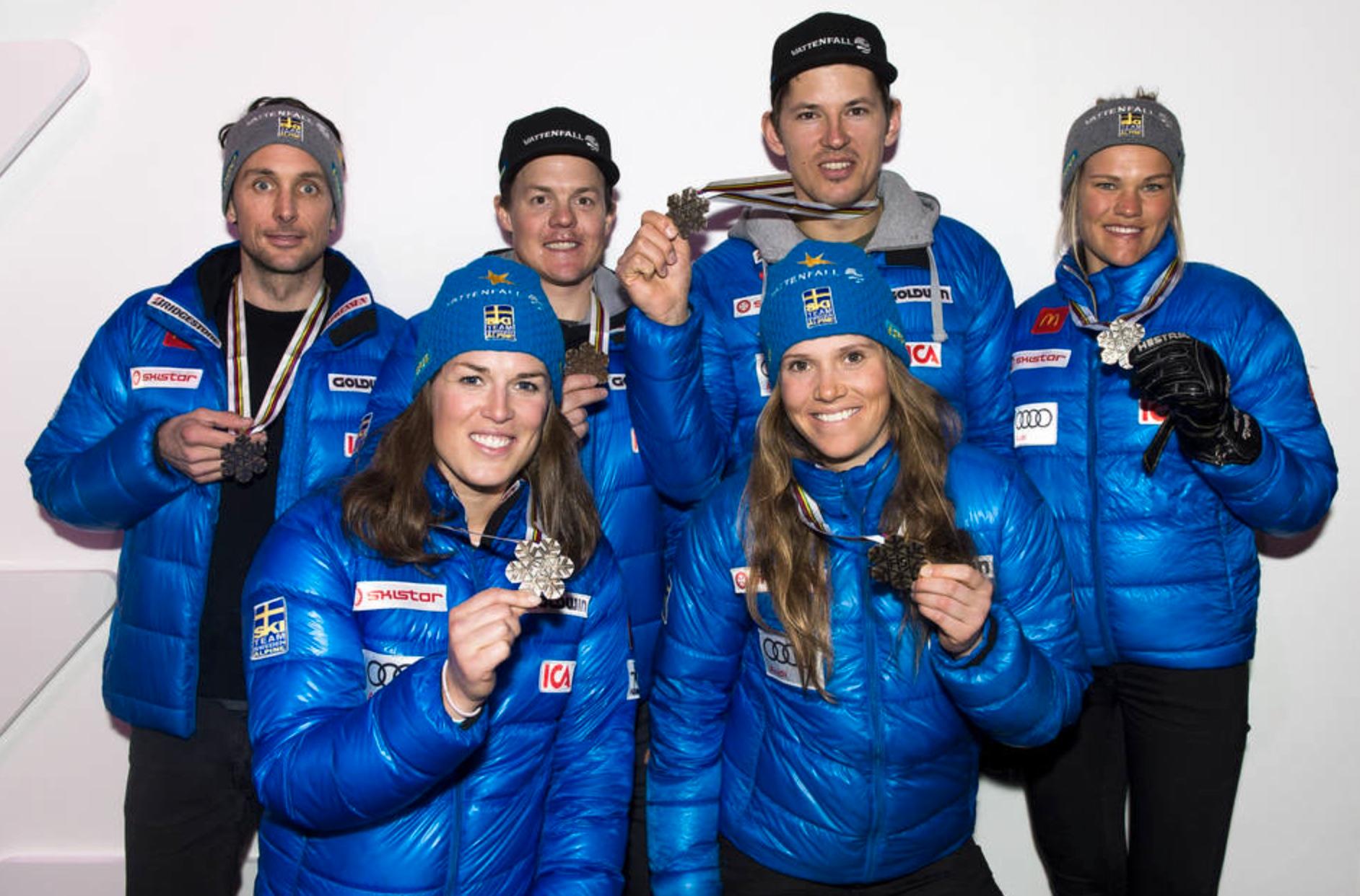 Sveriges Marcus Larsson, Maria Pietilä Holmner, Mattias Hargin, Sara Hector, André Myhrer och Anna Swenn-Larsson med sina medaljer efter tredjeplatsen i lagtävlingen.