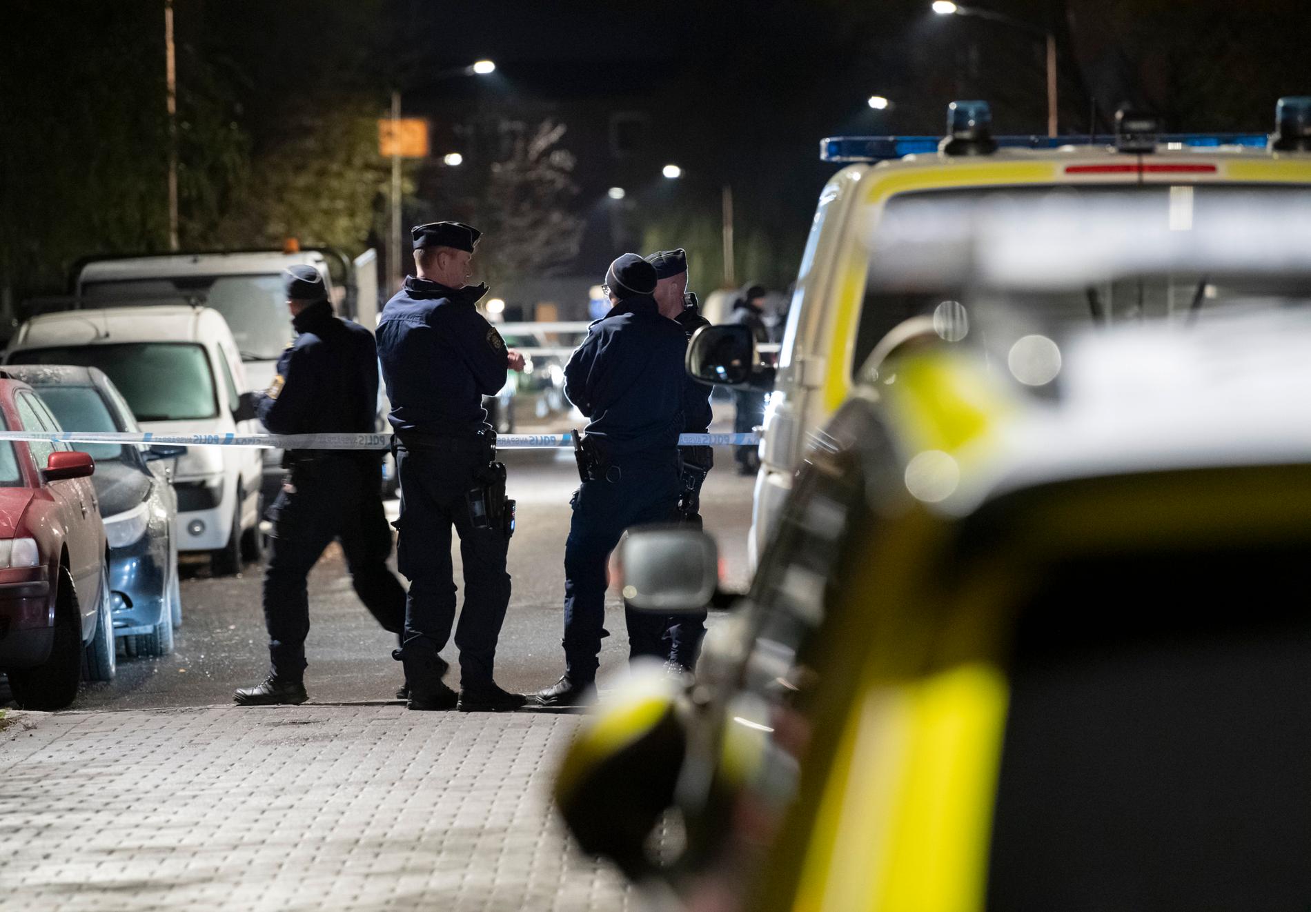 Polis och avspärrningar i området Hermodsdal i Malmö på måndagskvällen.