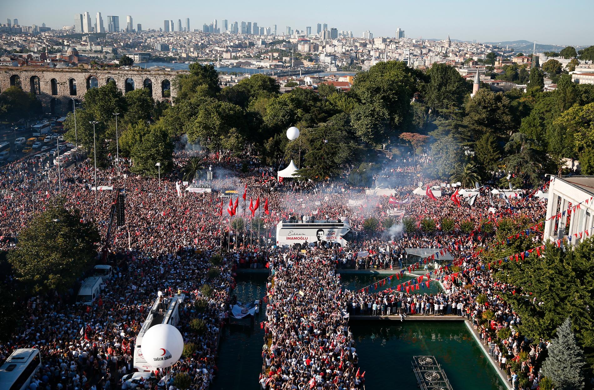 Tusentals anhängare hyllar Ekrem mamoğlu efter att han svurits in som Istanbuls borgmästare.