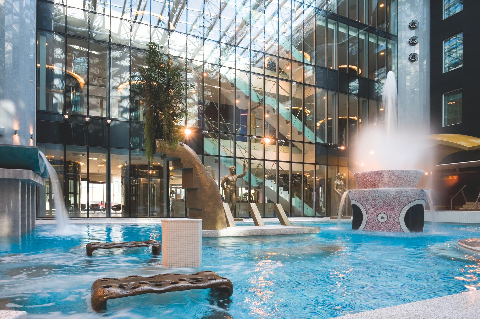 På Tallink Spa Hotel bor ni i nära anslutning till bassänger, bubbelpooler och bastu. 