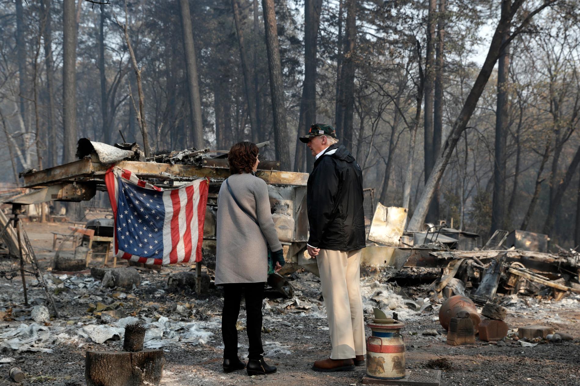 USA:s president Donald Trump med staden Paradises borgmästare Jody Jones vid ett besök i det branddrabbade området under lördagen.