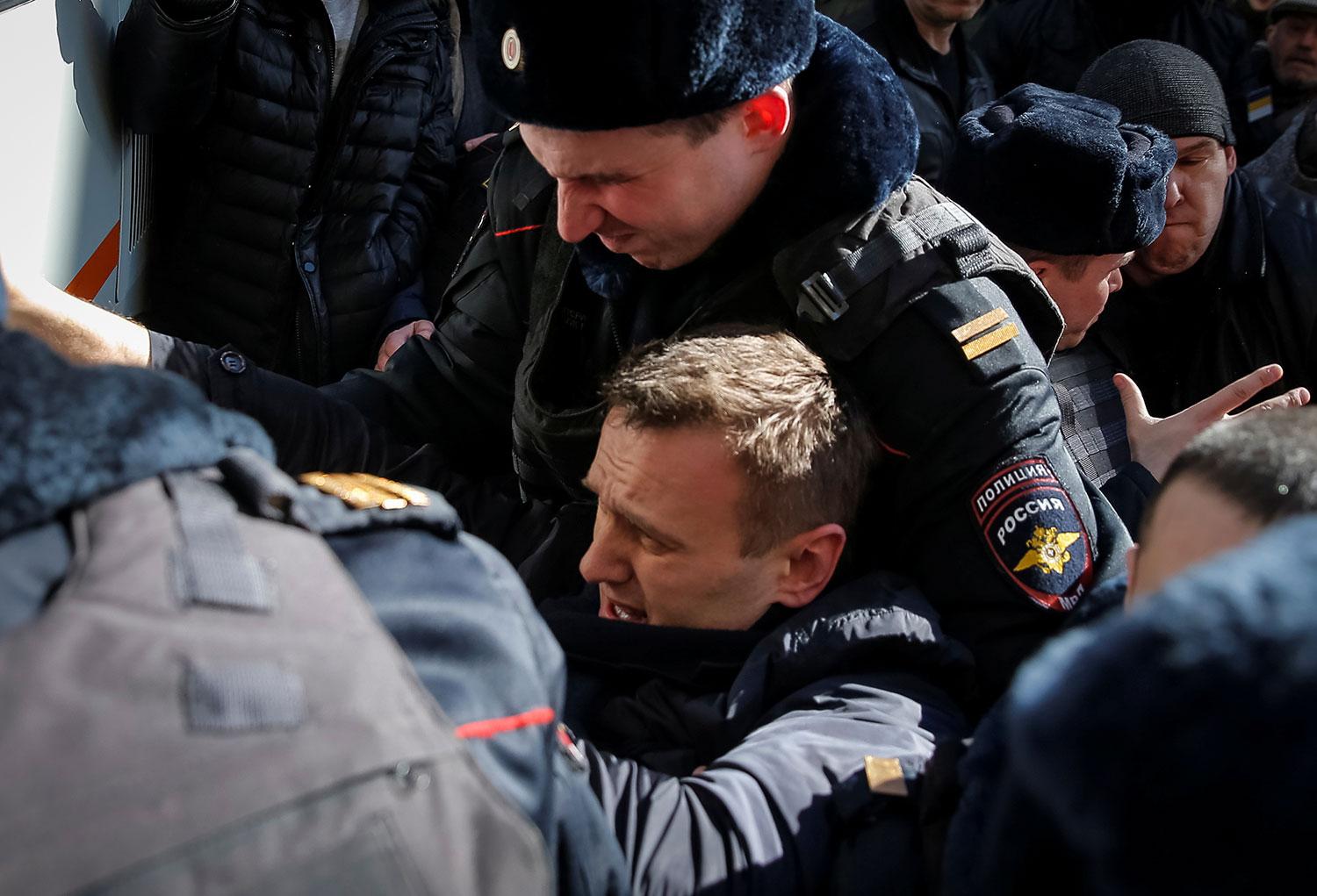 Här grips oppositionsledaren Aleksej Navalny.