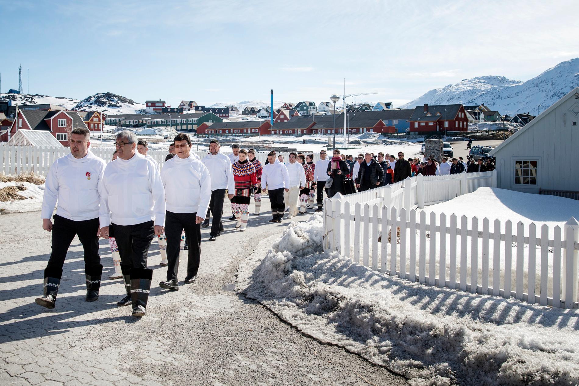 Kim Kielsen till höger längst fram i en procession med ledamöter i det lokala parlamentet på Grönland. Arkivbild.