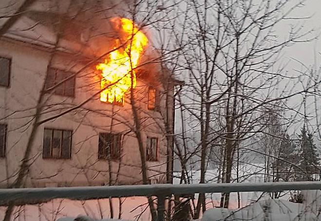 En fullt utvecklad brand rasar i ett flerfamiljshus i Karlskoga.
