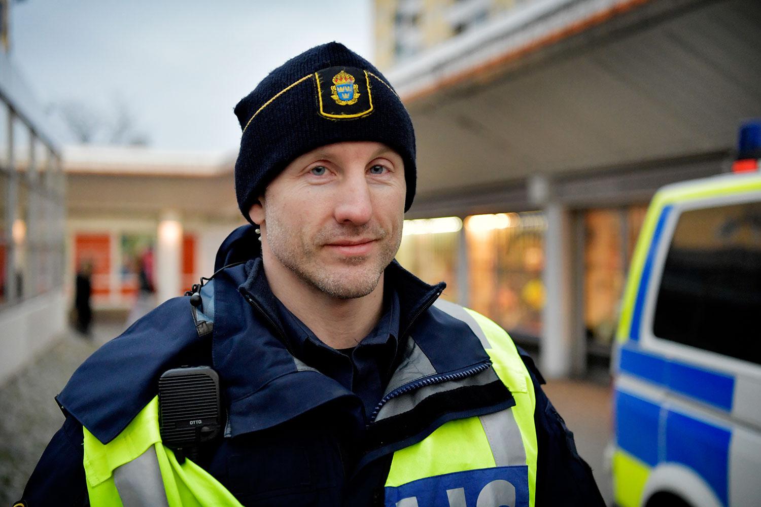 "Vi har såklart inte övergivit Husby, men jag förstår att Salam är frustrerad" säger Martin Marmgren, polis som arbetar i Järvaområdet.